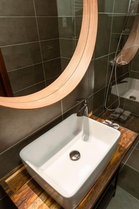 Free Parking Chain Bridge Home 4Ppl, 2Bdrm, Wifi, Smart Tv, Ac Budapest Exterior foto