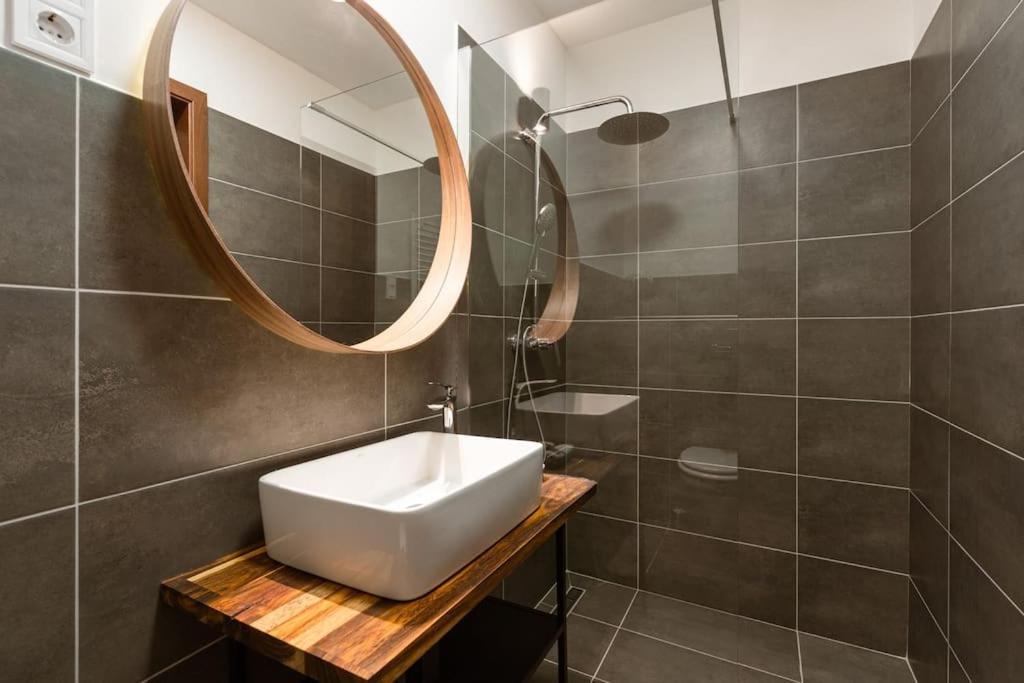 Free Parking Chain Bridge Home 4Ppl, 2Bdrm, Wifi, Smart Tv, Ac Budapest Exterior foto